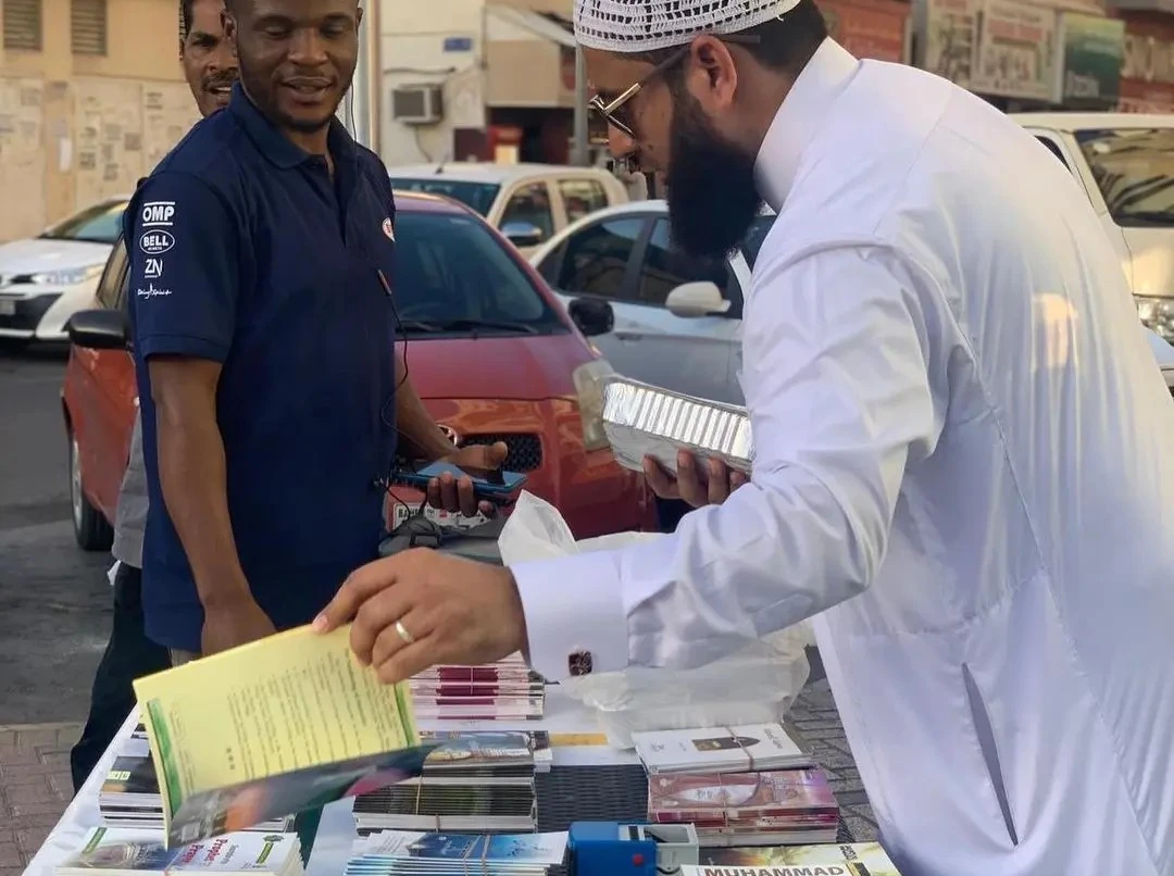 Daee sharing reading materials to interested people.