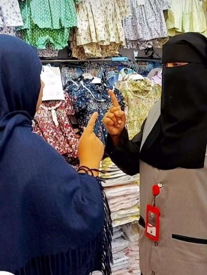 Filipino sister taking her shahada with female daee from Islam Awareness Center.